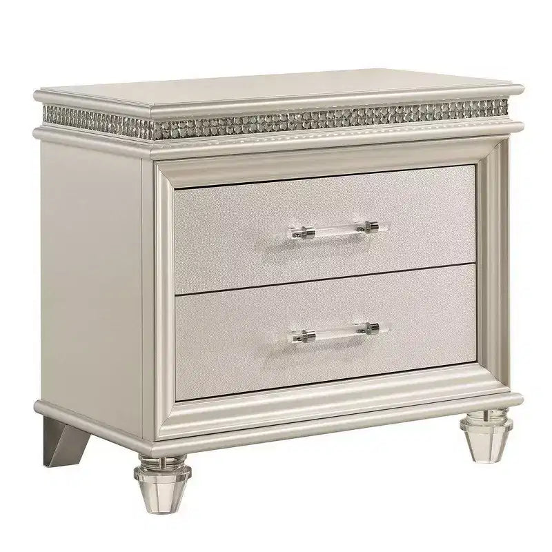 Table de chevet à 2 tiroirs avec pieds en acrylique et accents de cristal, argentée